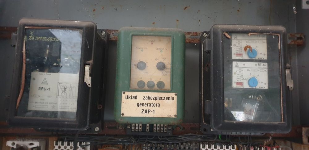 Stara szafa elektryczna liczniki