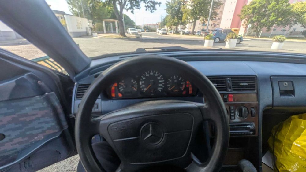 Mercedes 220D. Para restauro