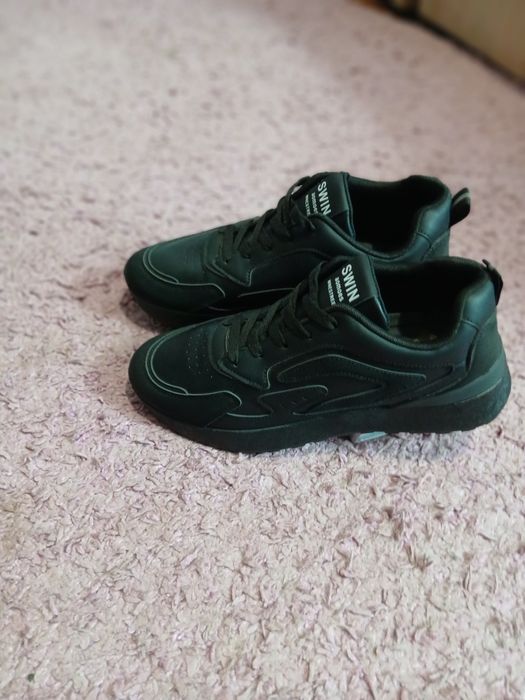 Продам чоловічі кросівки 531грн