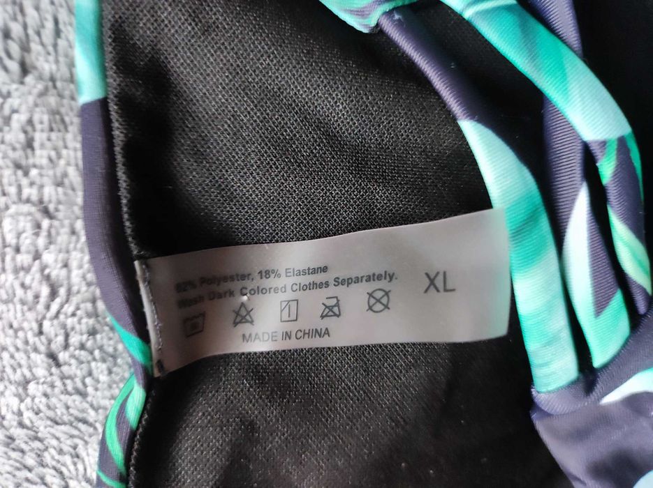 strój kąpielowy czarny w liście r XL fajny krój