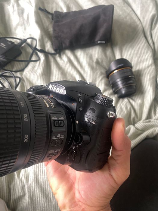 Máquina fotográfica Nikon D7000 com lentes.