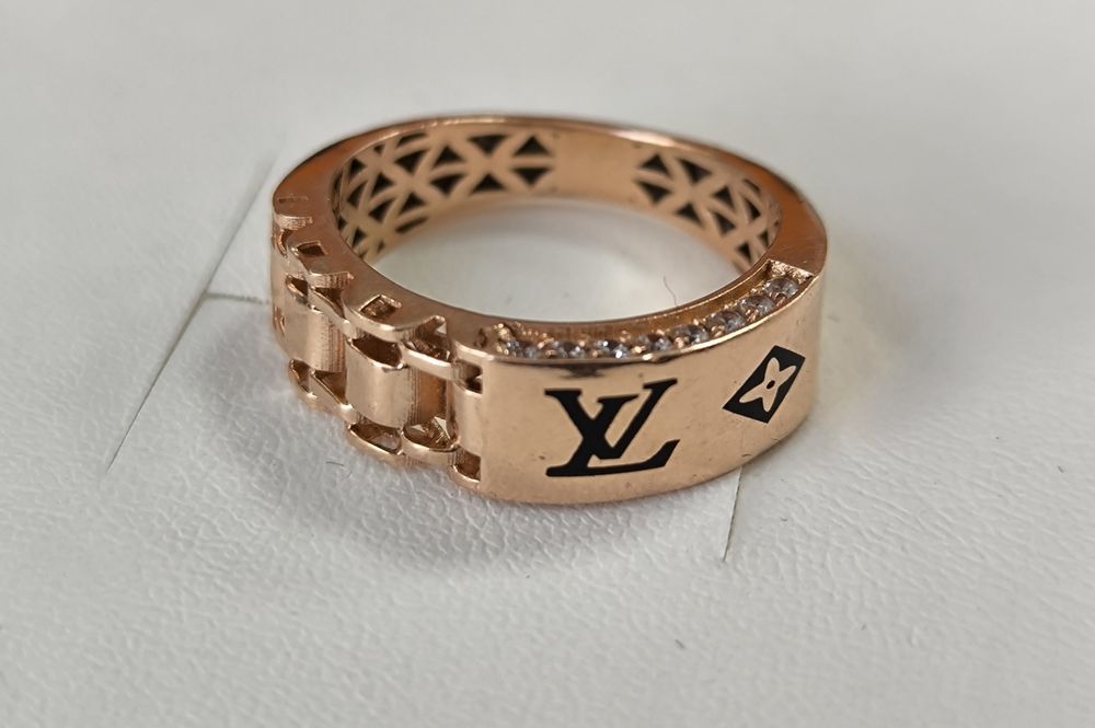 Кольцо золотое Луи Витон р18, 4.05г