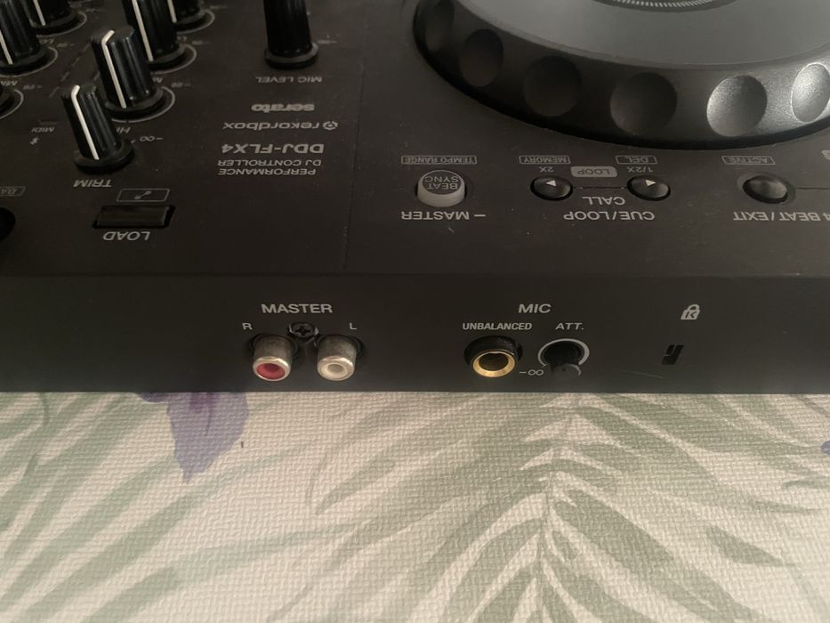 Mesa de dj em otimo estado