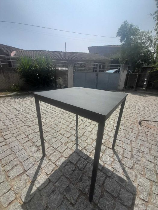 Mesas e cadeiras como novas