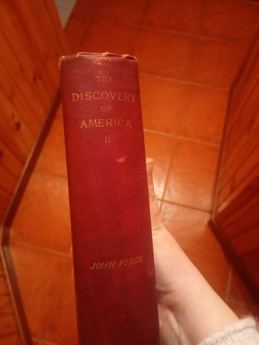 Livros antigos de diversas temáticas (estante não incluída)