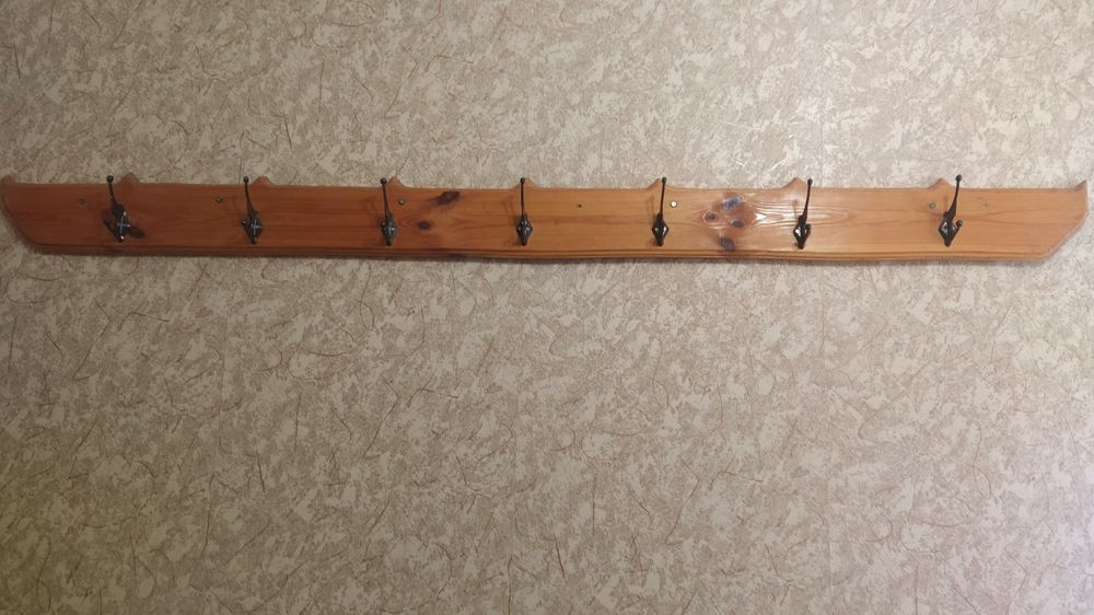 Дерев'яна вішалка ручної роботи.