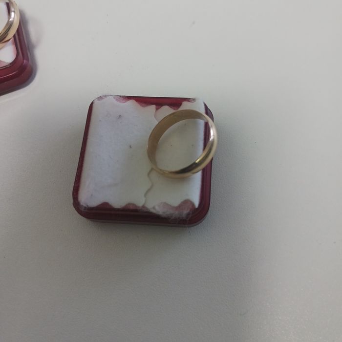 2 aliancas novas nunca usadas 9 kilates, marca de ouro,