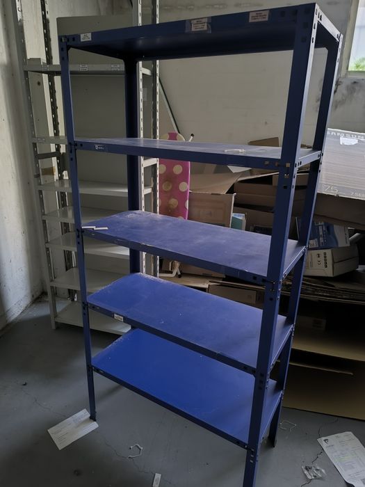 Estantes  azuis metálicas