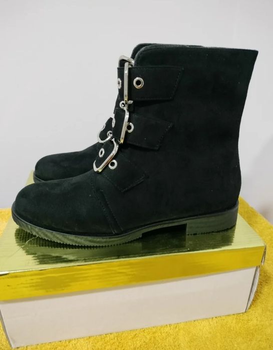 Vende-se botas pretas novas