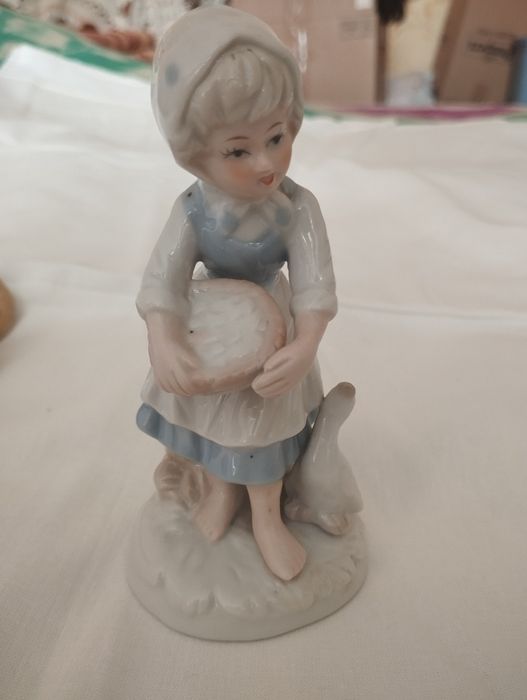 Статуетки фарфорові.