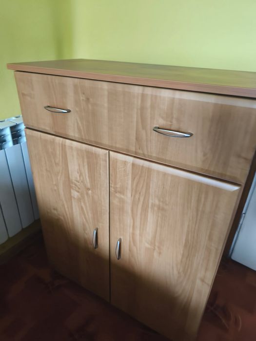 Komplet mebli – szafa, witryna z lustrem, komoda i regał