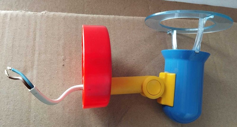 Candeeiro de teto para quarto de criança com 3 focos e 1  individual.