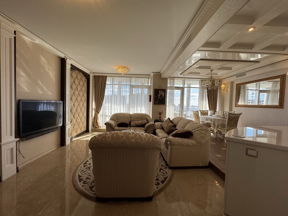 Без комісії Космополітан Сosmopolitan Дегтярівська 25А стильна класика