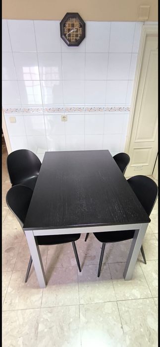 Mesa de cozinha extensível com 4 cadeiras – quase nova