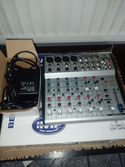 Mixser Behringer 1202