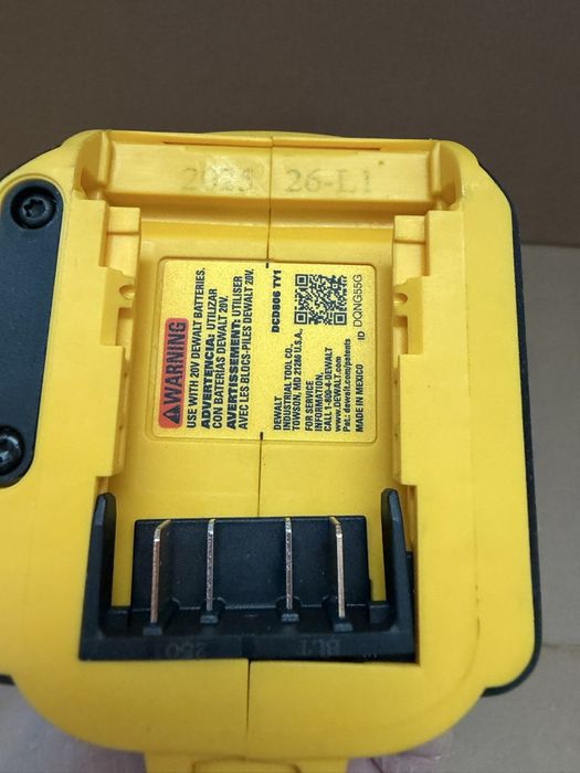 Безщітковий ударний шуруповерт DeWalt DCD806