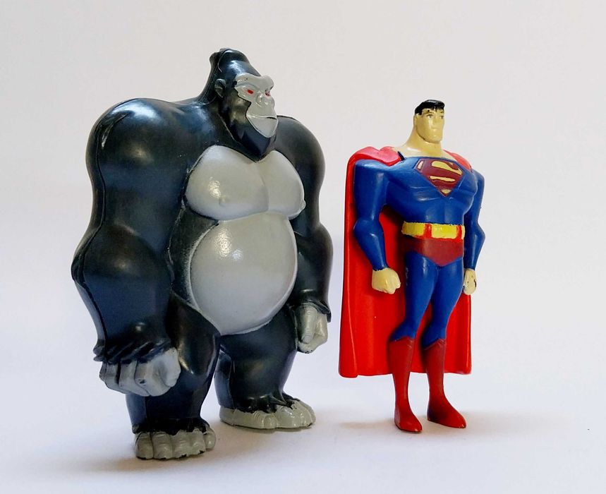 Bonecos Super-Homem e Gorila Grodd em pvc