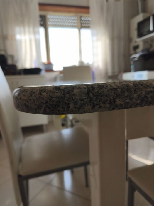 Mesa de jantar em granito