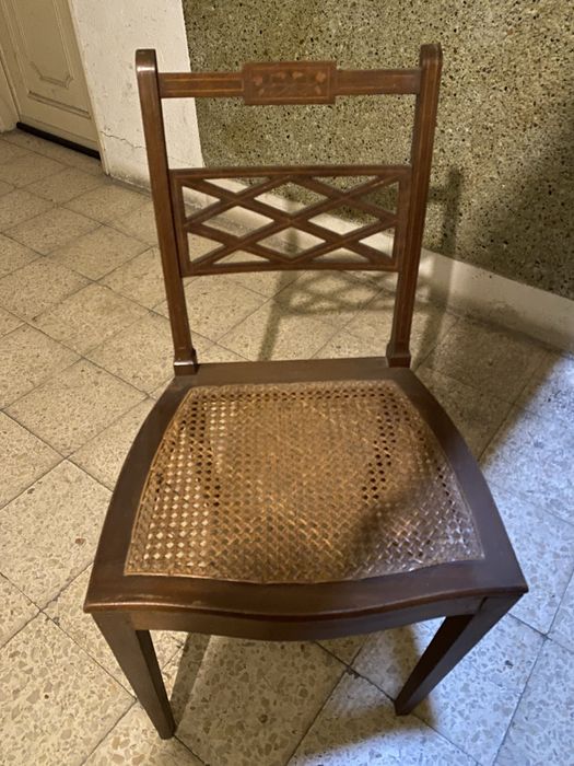 Cadeira antiga madeira com palhinha impecavel