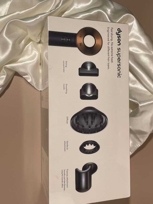 Stan idealny suszarka do włosów Dyson prezent-Nowa