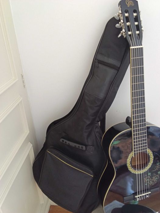 Violão com todos esses acessorios