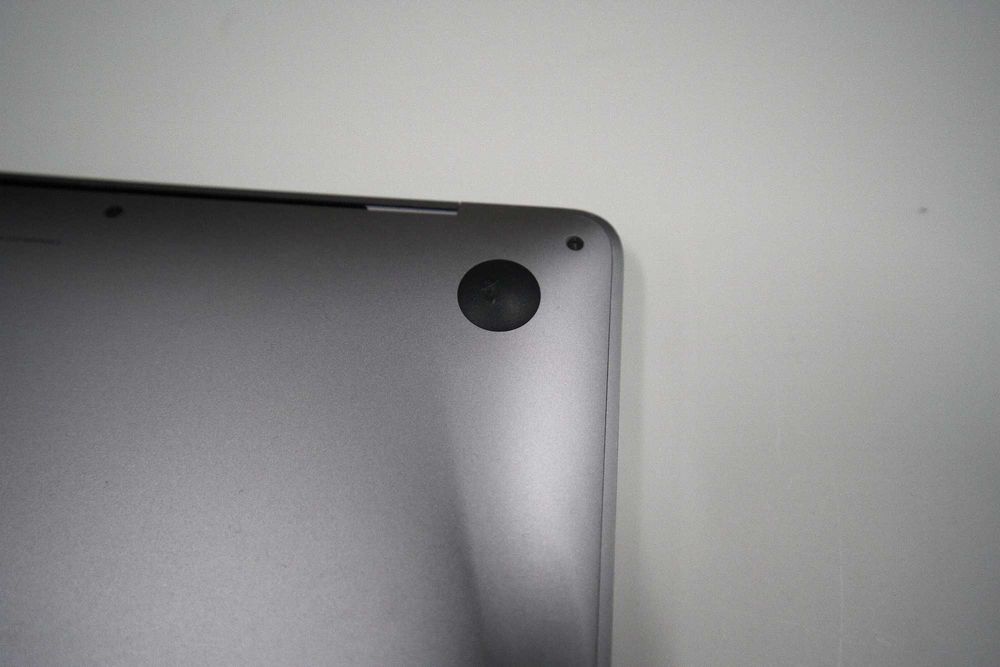 MacBook M1, 512/8, Sonoma 14.8.3, Klawiatura Cyrlica, (Dongle Gratis)