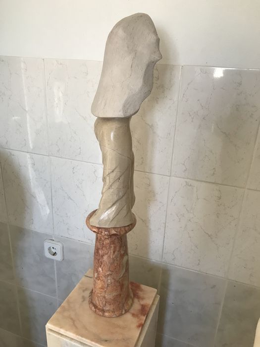 Escultura em mármore lioz base em encarnado dos negrais