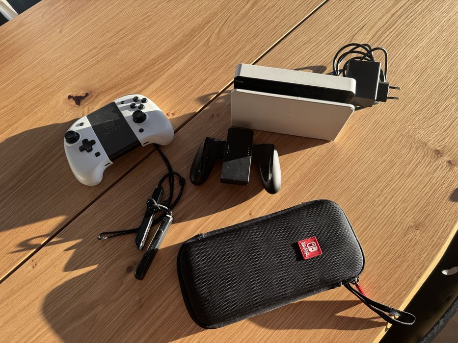 Nintendo Switch Oled + karta 256gb + akcesoria