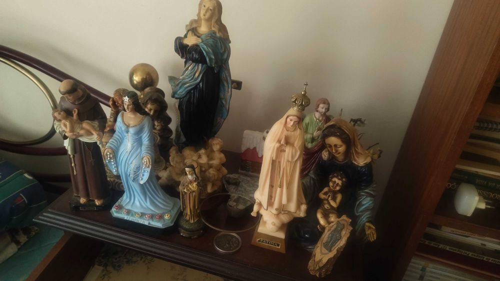 Várias figuras religiosas