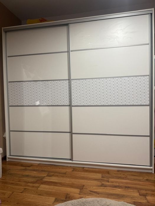 Duża szafa na ubrania  o wymiarach  szerokość 225cm wysokość 220cm  głębokość 60cm.