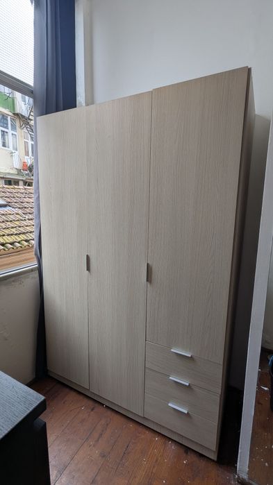 Roupeiro com portas e gavetas