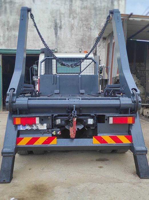 Camião DAF FACF75 (contentores)