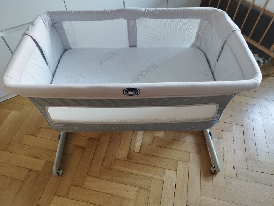 Łóżeczko dostawne Chicco Next2Me + karuzela GRATIS