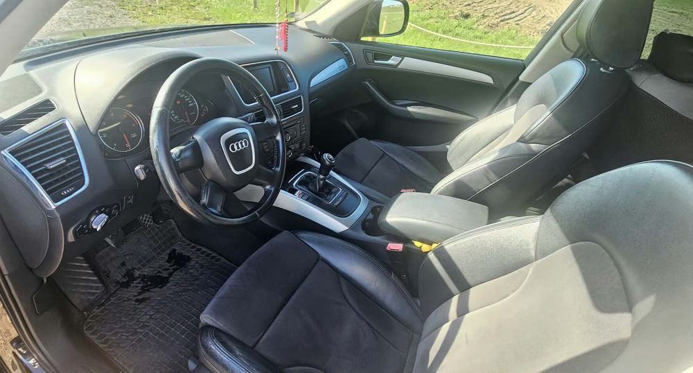 Auto marki Audi q5 z roku 2012.