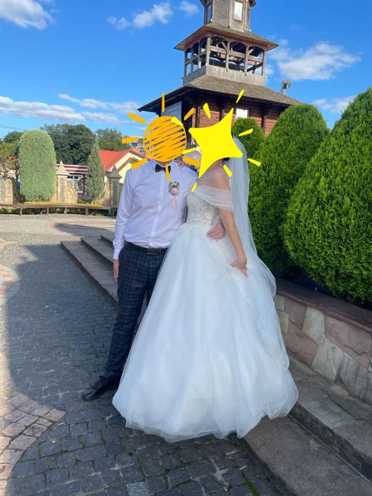 Весільна сукня молочного кольору