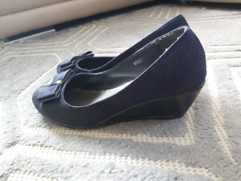 Buty na koturnie, granatowe z kokardką, rozmiar 39