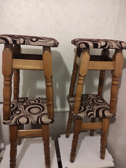 Четыре кухонных стула.