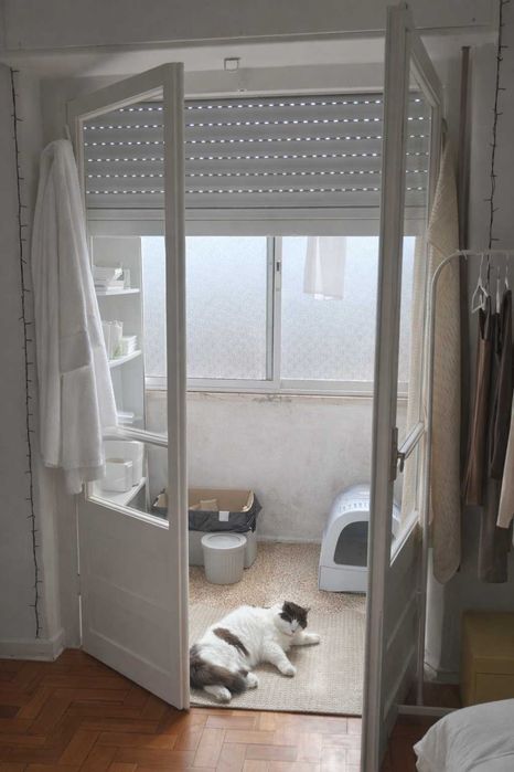 Quarto com vista para ponte 25 de abril, zona tranquila e segura.