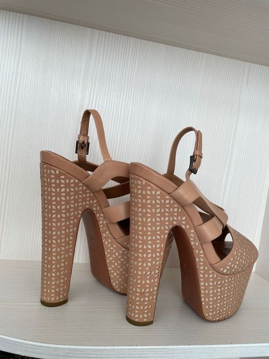 Кожаные бежевые босоножки Alaia