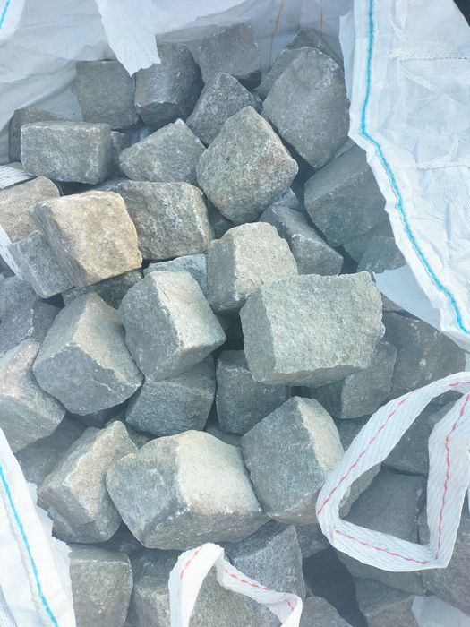 Kostka granitowa ze Strzegomia rozmiar średni  2 PLN sztuka