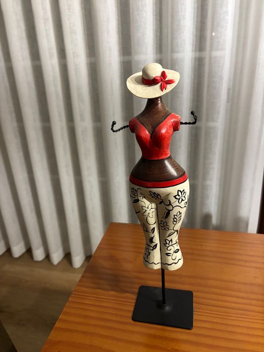 Boneca para pendurar bijutaria