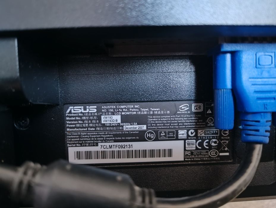 Monitor ASUS z kablami