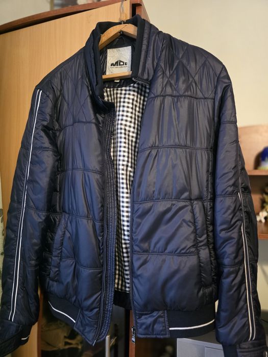 Продам демисезонну куртку .