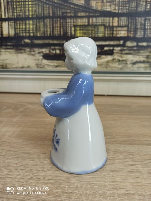 Porcelanowa figurka – świecznik, postać kobiety