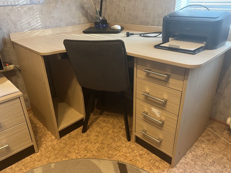 Письмовий стіл з дерева