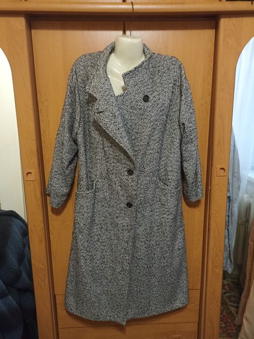 Пальто демисезонные отличного качества 52-54р