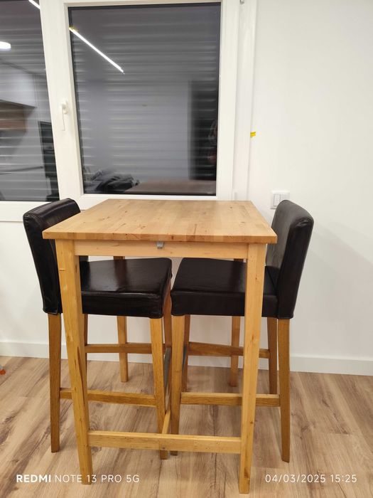 Mesa Rústica de madeira bonita com cadeiras novas