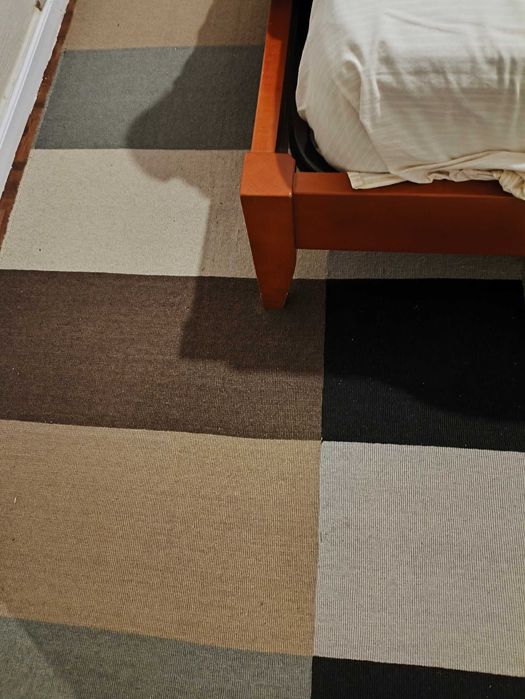 vendo cama (1,40x2,00) com duas mesas de cabeceira. bom estado.