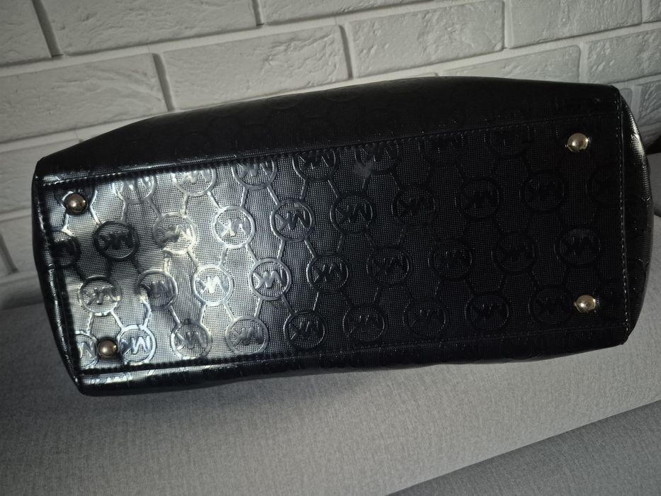 MK Michael Kors czarna lakierowana torebka beżowe skórzane uszy