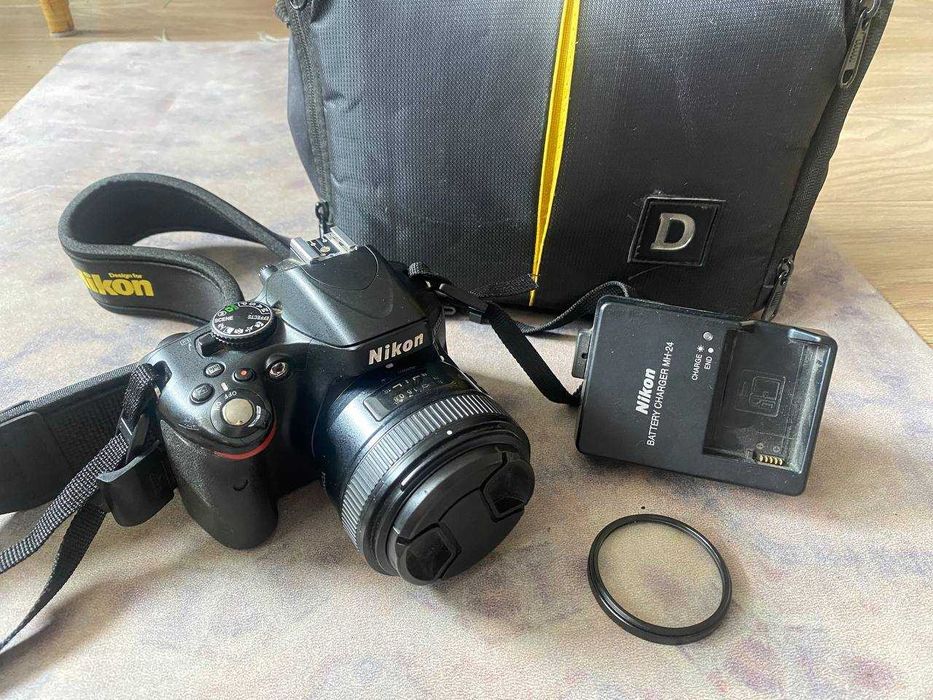 Дзеркальна камера Nikon D5100 з портретним об'єктивом Yongnuo 50mm F1.8N